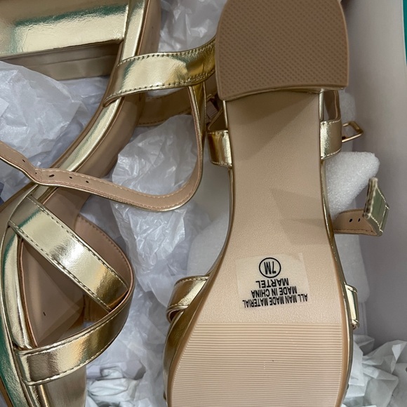 Strappy Gold Sandal with Heel ,Size 7 M, New, Never Worn - Picture 3 of 4